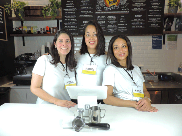 3 chicas en un cafe